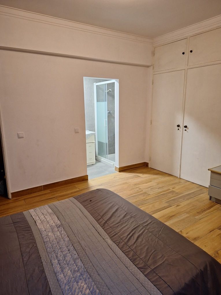 Alugo quarto de casal com casa de banho privada