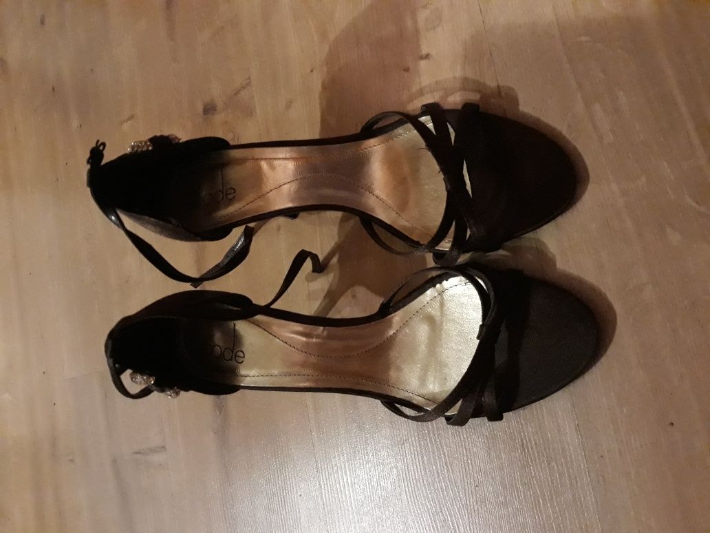 Śliczne  buty na obcasie