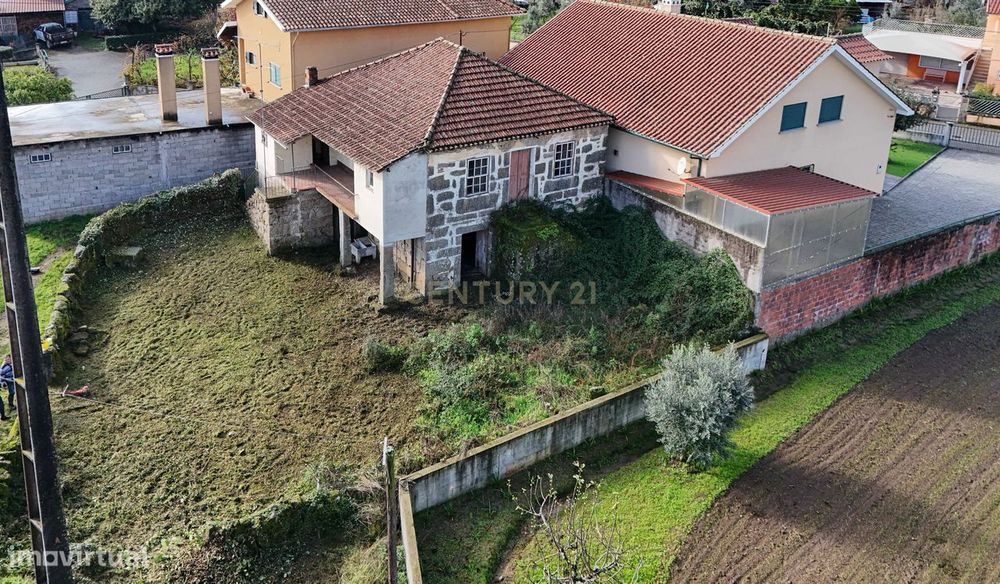 Moradia com 2 Pisos para remodelação total