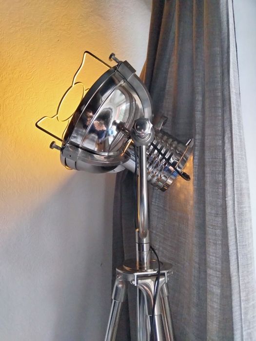Lampa trój nożna. Stojąca. Retro