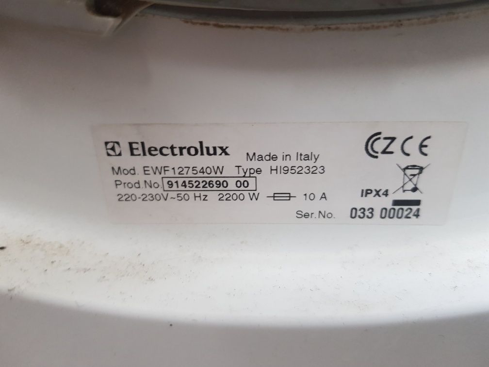 Продам полногабаритную 60×60×85  стиральную машину Electrolux EWF12754