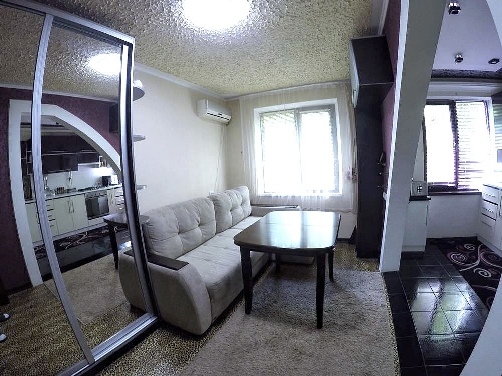 Квартира у Миколаєві: 2 кімнати, кухня-студія.