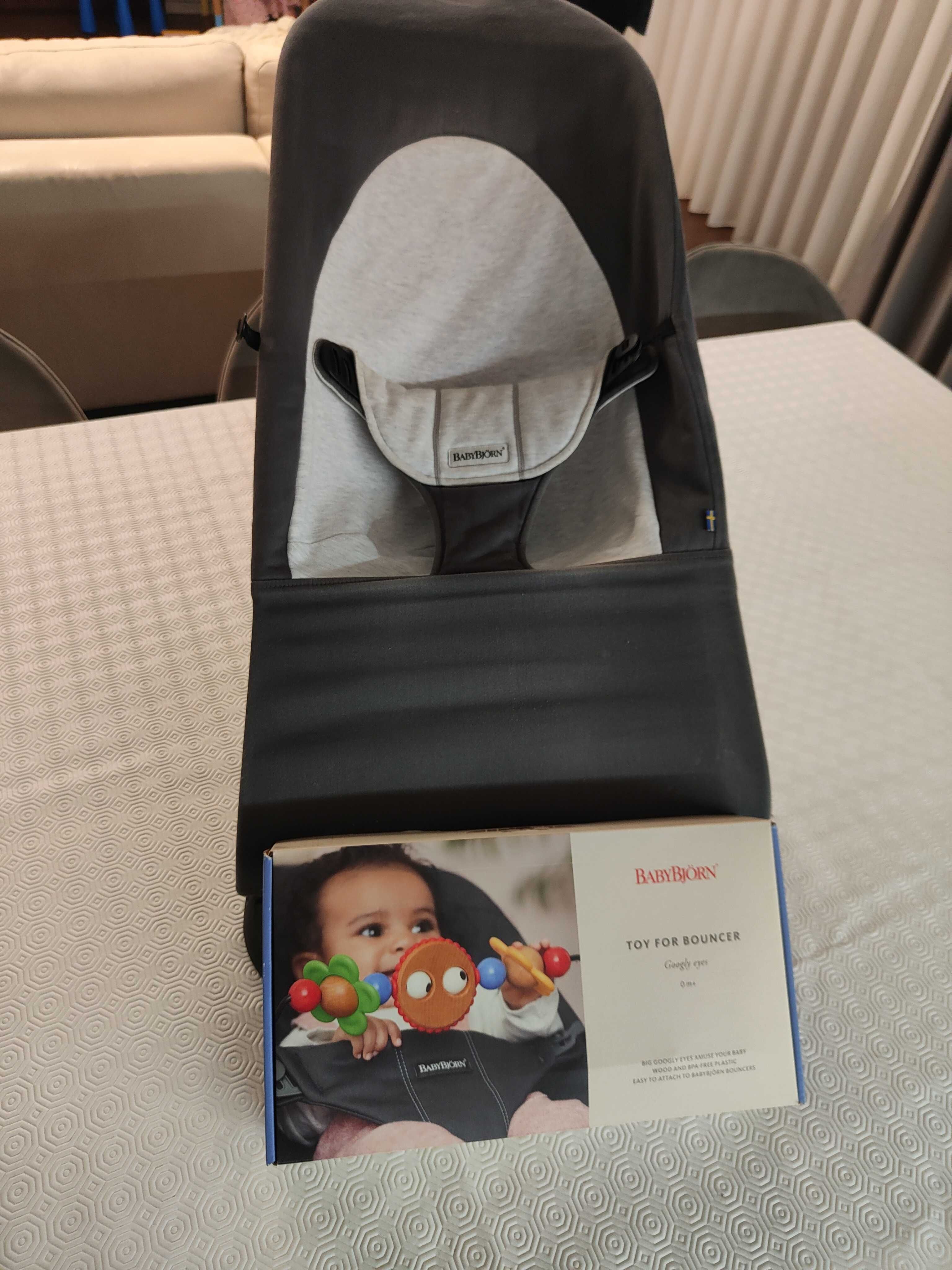 Espreguiçadeira BabyBjorn Balance Soft com brinquedo