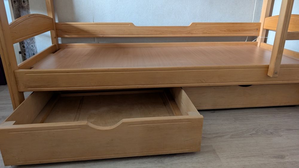 Двоповерхове дерев'яне ліжко