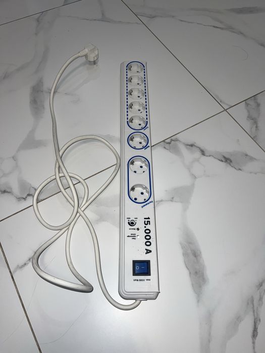 Подовжувачі з захистом від перенапруги. На 8 і 6 розеток.