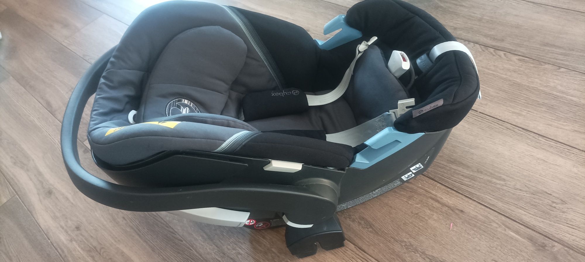 Fotelik niemowlęcy CYBEX 0-13kg, plus dodatkowe adaptery do wózka.

dł