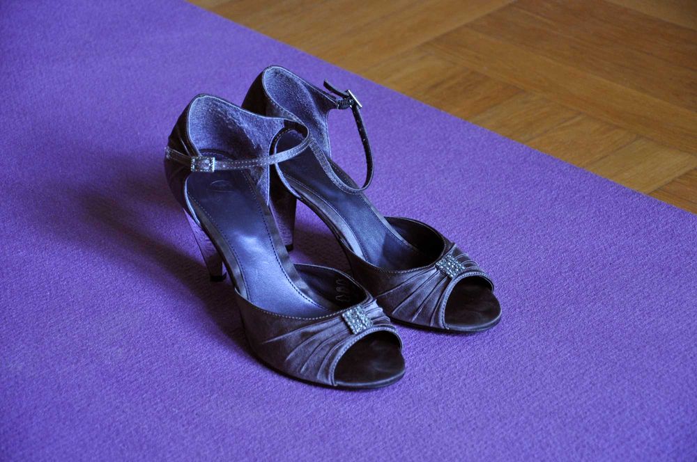 Eleganckie buty na słupku Bata r.38