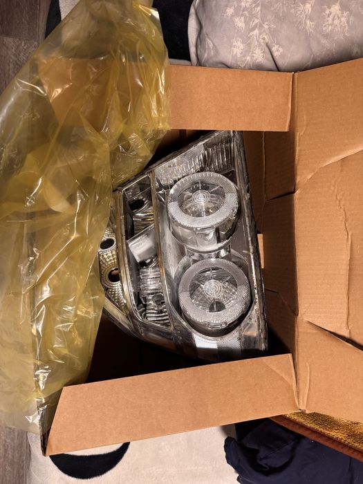 Продам 2 фары задние(правая, левая с дефектом)