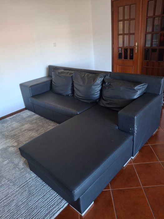 Sofá grande e confortável..