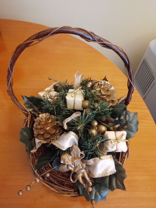 Stroik świąteczny w koszyczku
