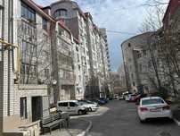 Продам 3-х комнатную квартиру - бельэтаж - Космическая -90 м.кв!