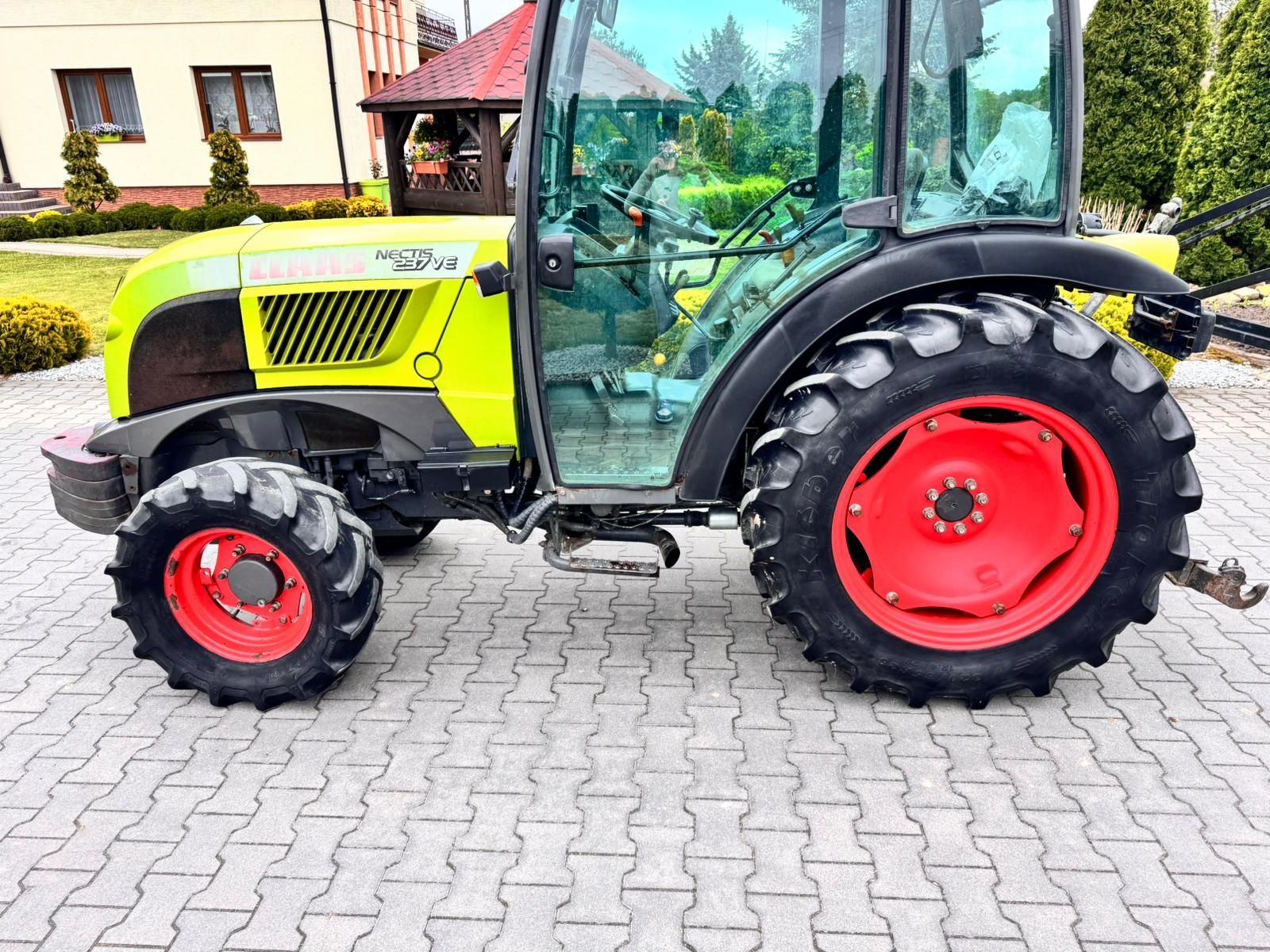 Ciągnik sadowniczy Claas Nectis 237ve sadownik.