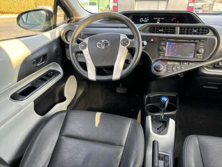 Toyota Prius c Four      2014