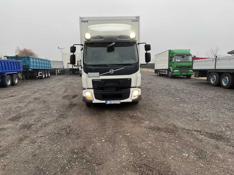 Wynajem  VOLVO FL250 izoterma z windą * Dzierżawa Volvo solówka