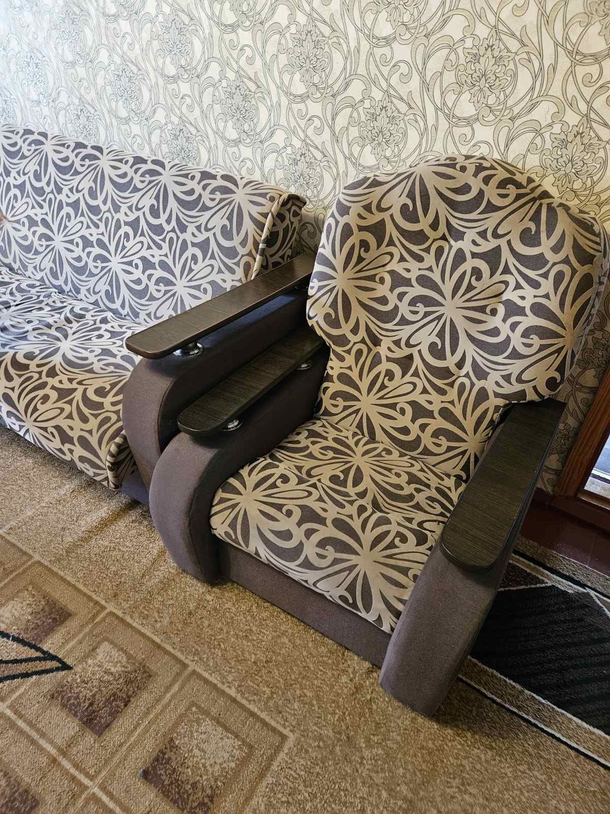 М'ягкий диван і два кресла