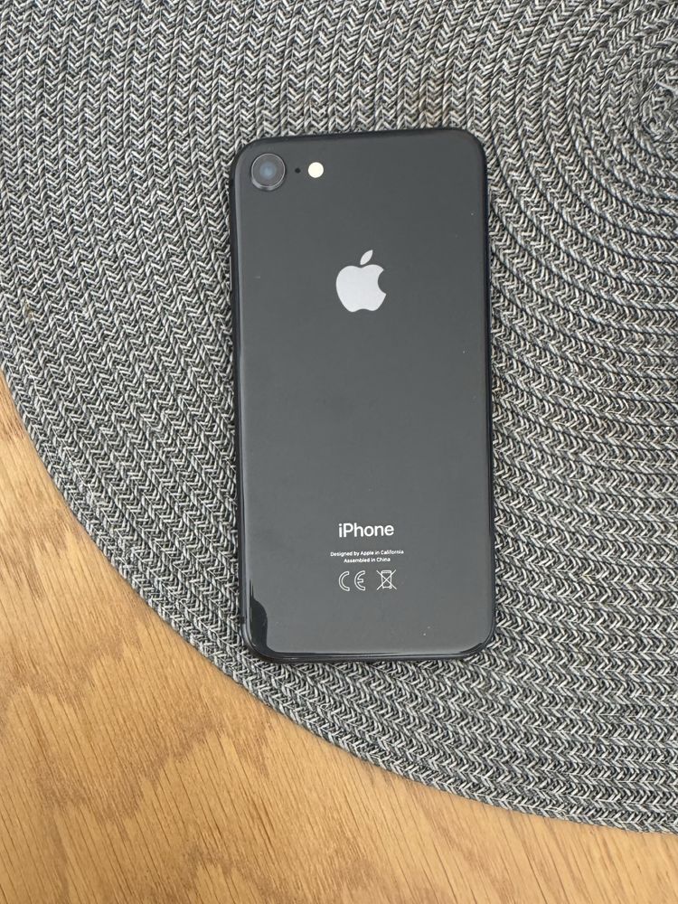 iPhone 8 64 GB – stan idealny, pełny zestaw