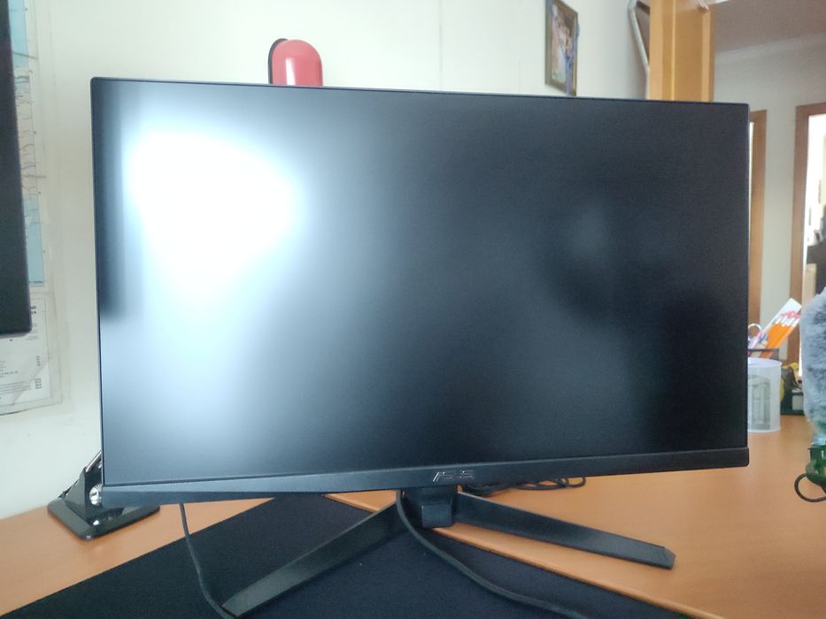 3 monitores Alienware, ASUS e LG