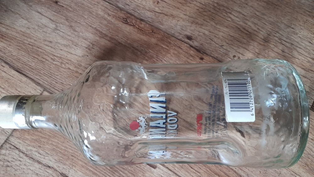 Butelki kolekcjonerskie poj 1 l ; 0,5 l-4szt-20zl