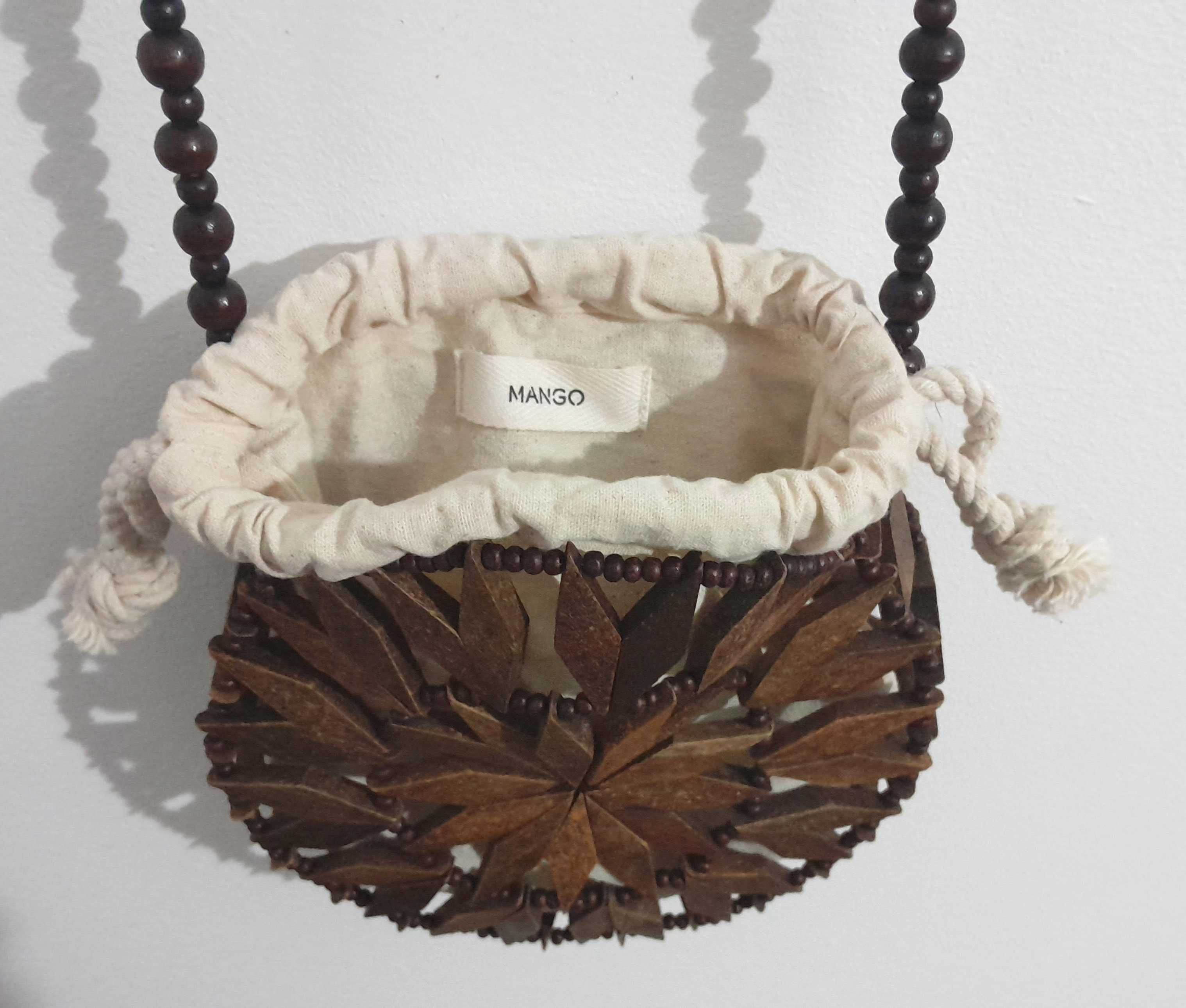 Mala a tiracolo de formato redondo c/mandala em madeira da Mango