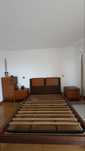 Cama com mesas de cabeceira e cómoda