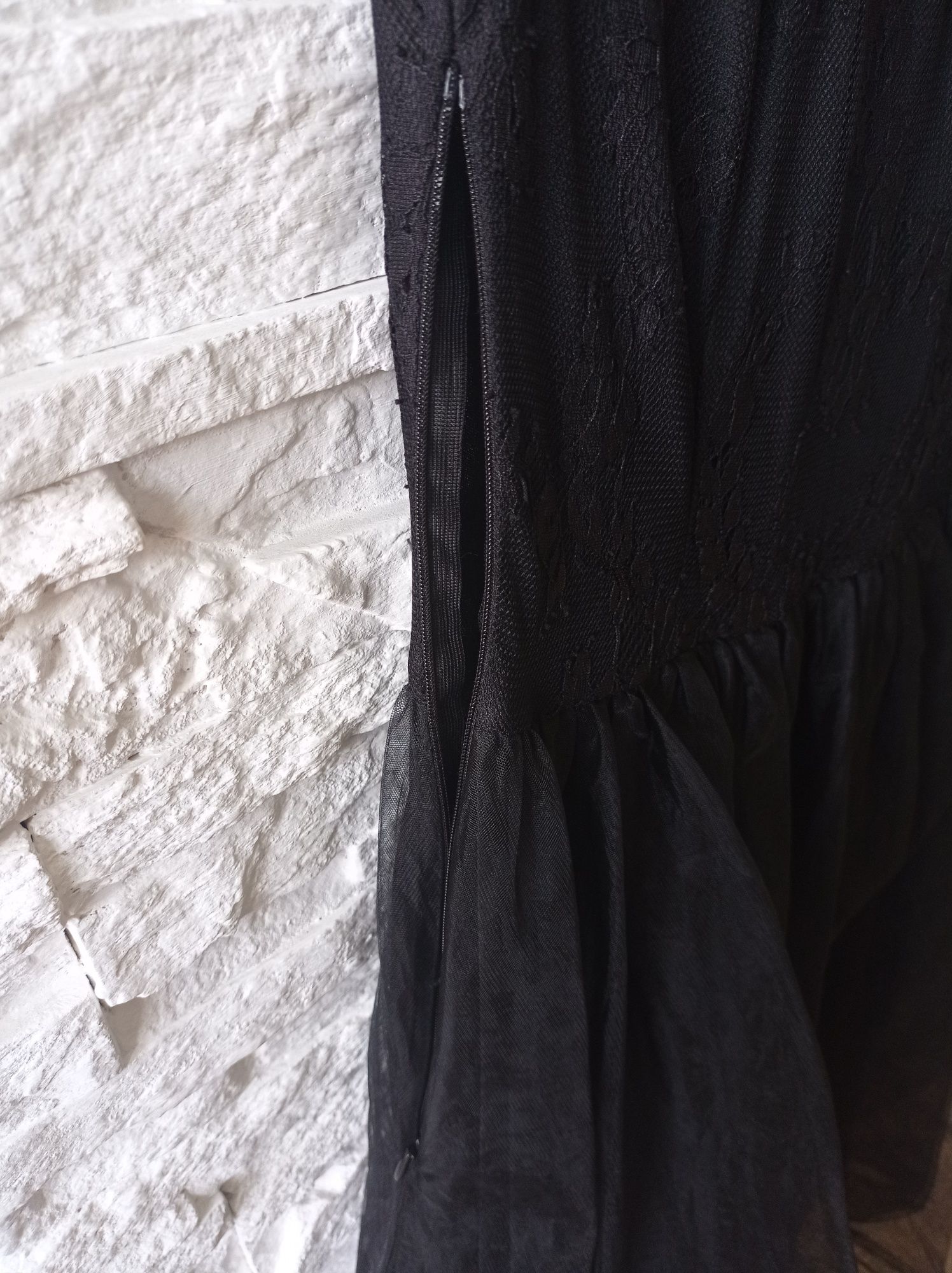 Czarna koronkowa sukienka z tiulem MOHITO