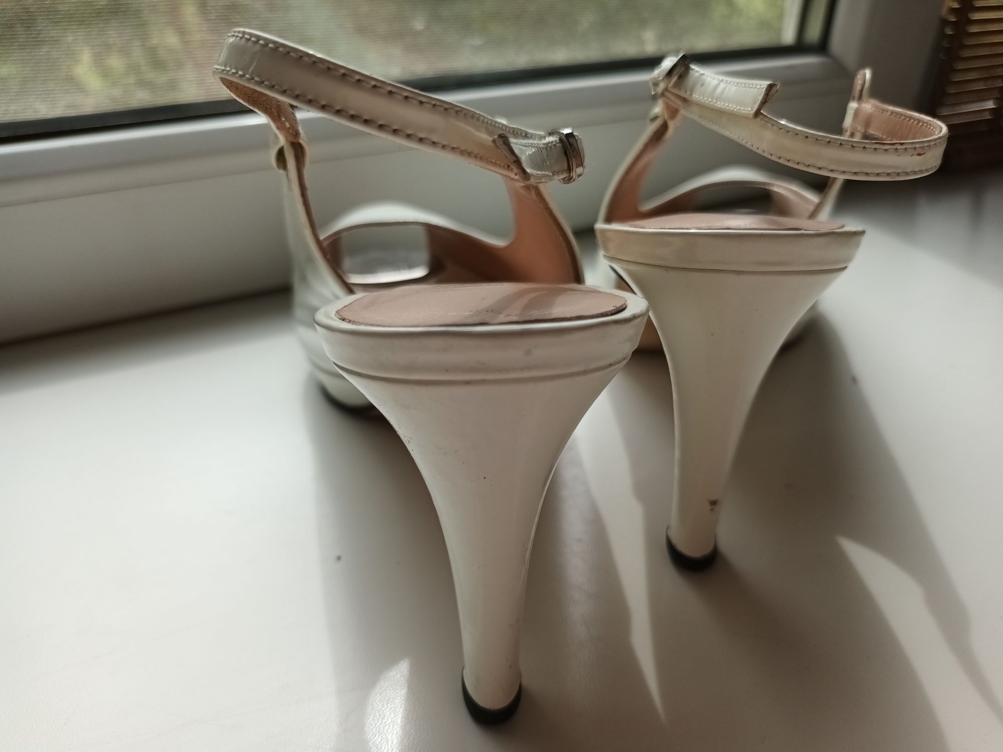 Босоножки белые лаковые Stuart  Weitzman