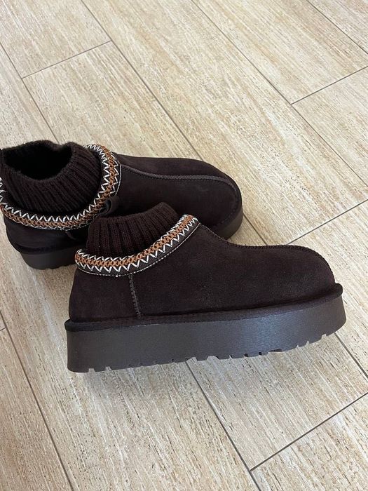 Шоколадні угги на тепленькому кожушку для створення довершеного стилю.