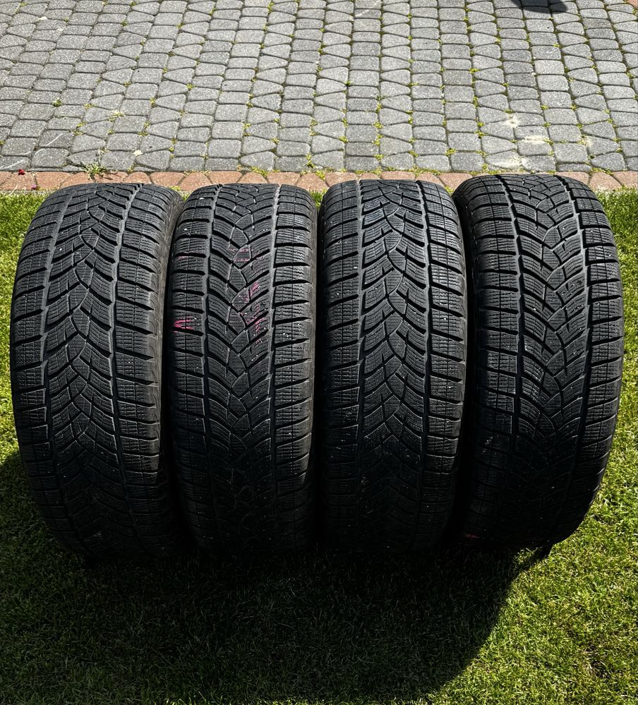 Opony zimowe Goodyear SUV Ultragrip 235/55/R18 - gratis stojak