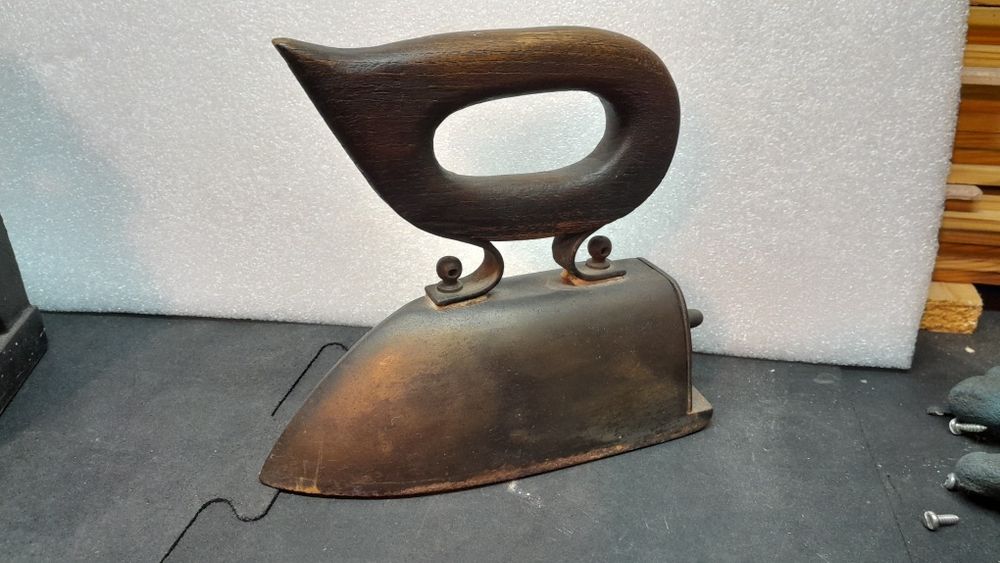 Stare żelazko z wkładem metalowym.