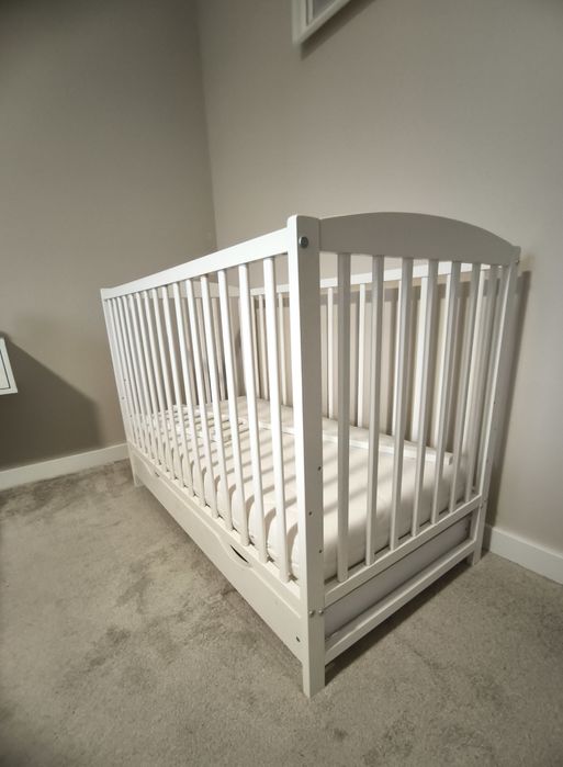 Łóżeczko dziecięce z szufladą + materac + ochraniacze