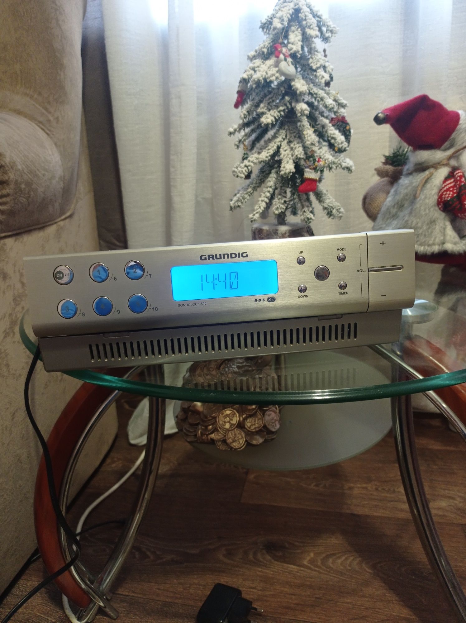 Радиоприемник Grundig Sonocloc 890.