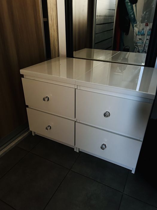 Szafki nocne białe z kryształowymi uchwytami