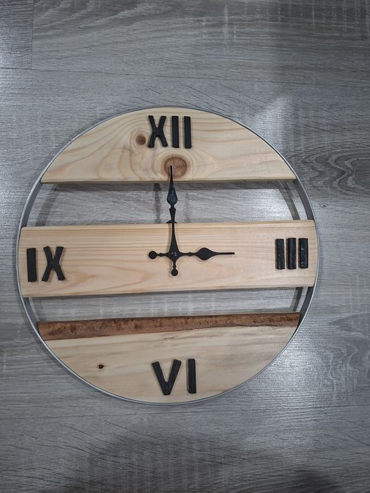 Zegarek scienny drewniany