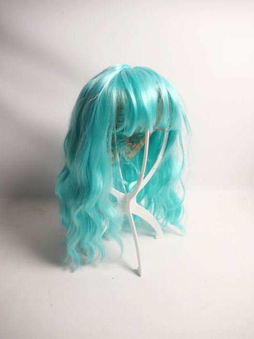 Хвиляста перука з чубчиком неймовірного кольору середньої довжини