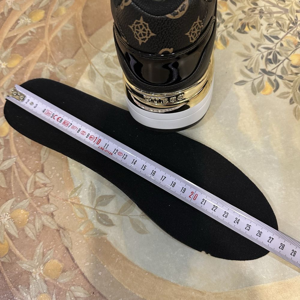 GUESS. Жіночі  кросівки. Оригінал. Нові. Розмір 41.