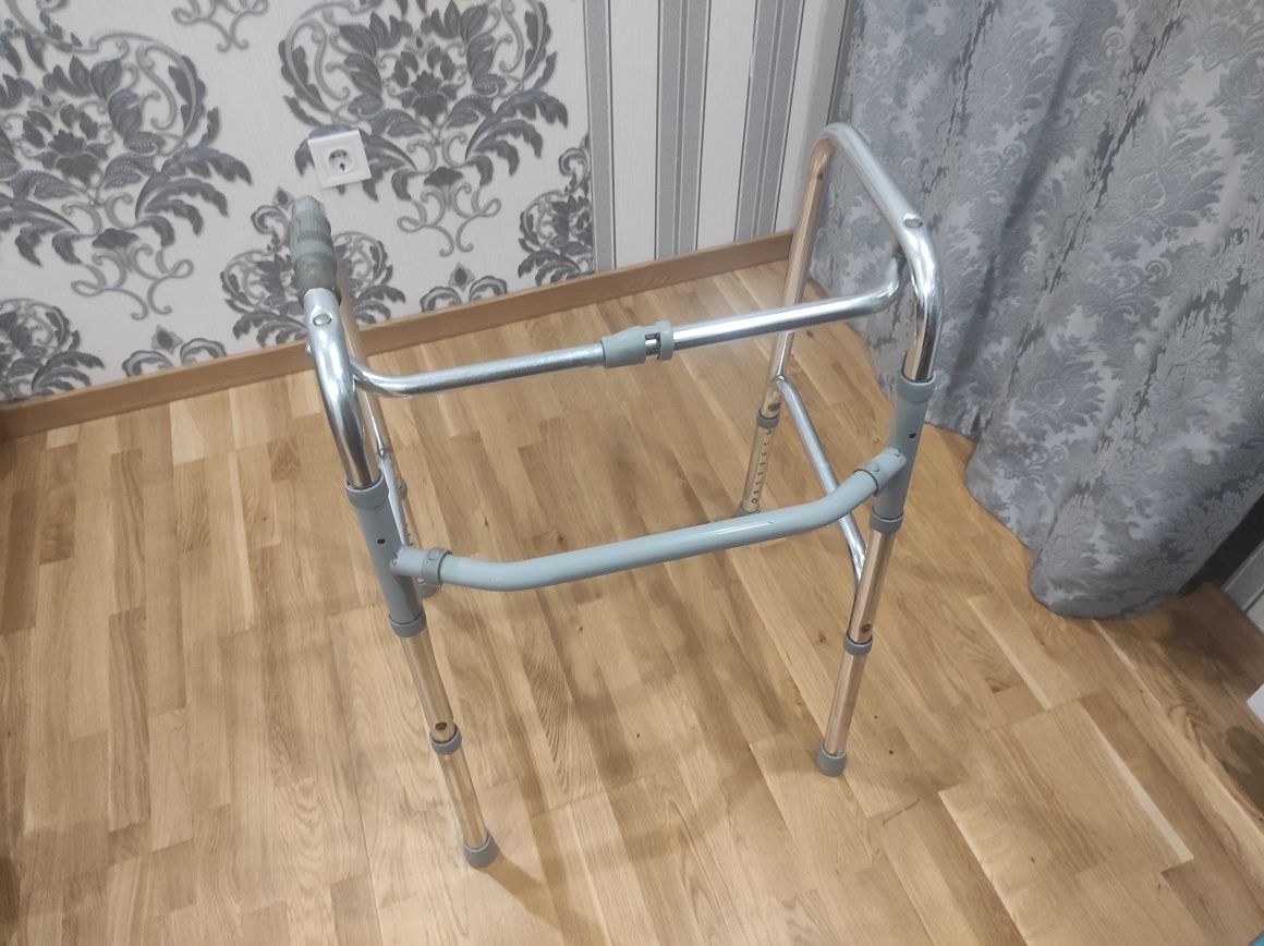 Ходунки для похилих людей