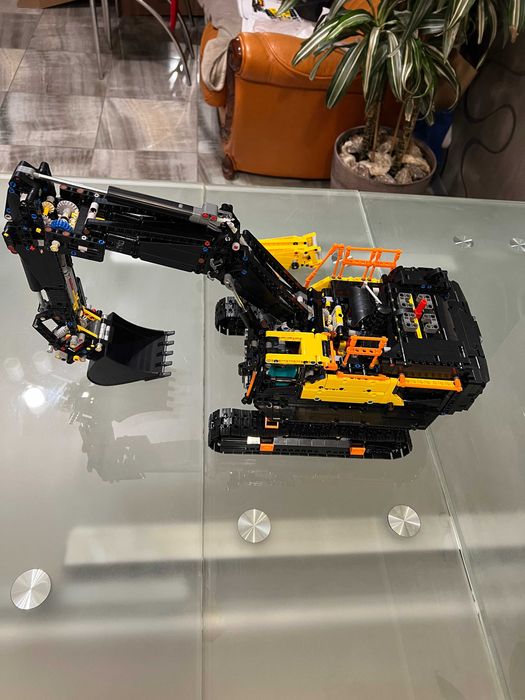 LEGO Technic - Экскаватор Volvo EC500 Hybrid (42215)