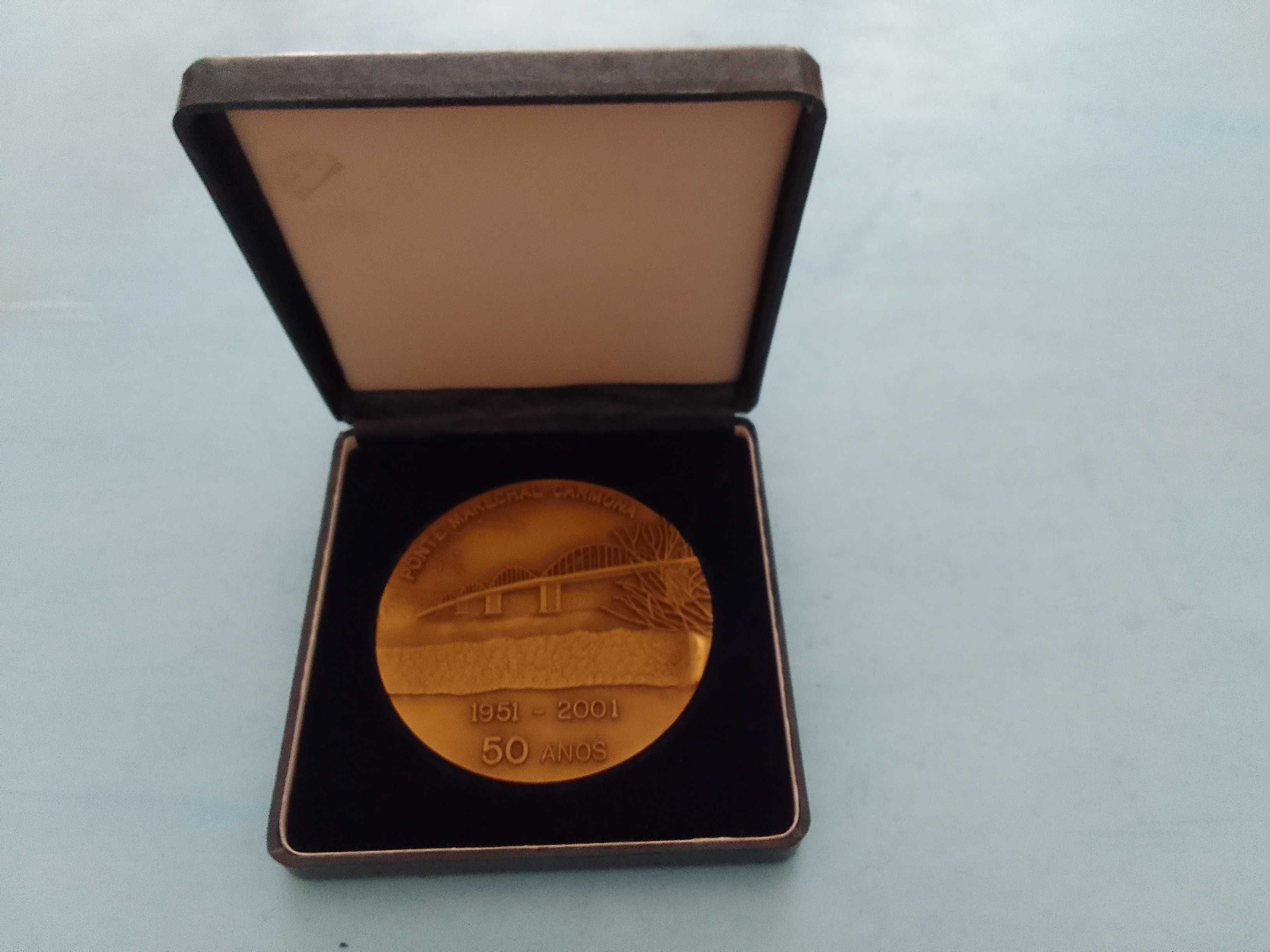 Medalhão comemorativo dos 50 anos da Ponte Marechal Carmona