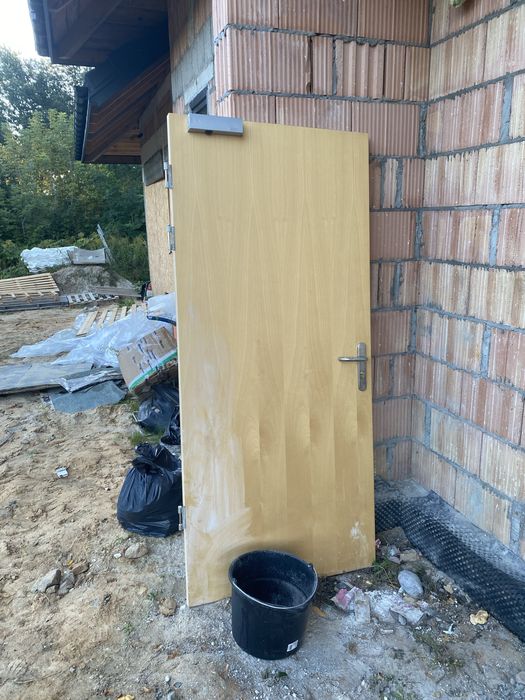 Drzwi z futryną na budowę