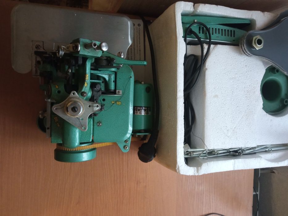 Оверлок майже новий.