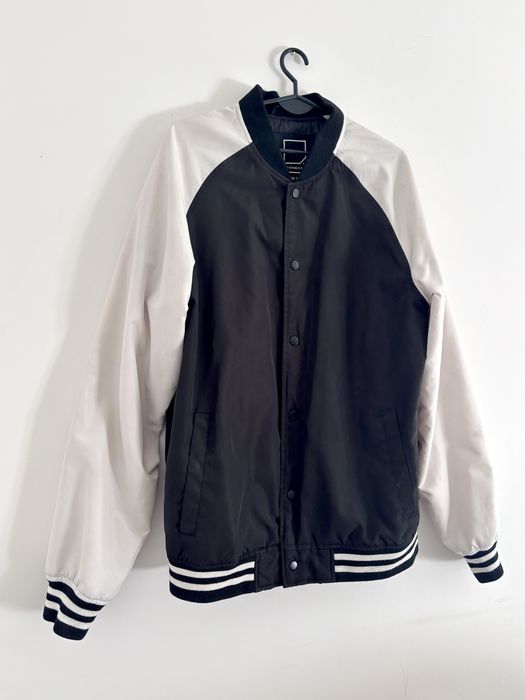 Kurtka bejsbolowka czarno biala modna meska przejsciowa Cropp