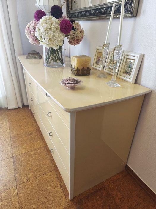 Conjunto de Quarto Bege e Branco com cabeceira, cómoda, mesas cabeceir