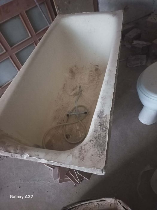 Ванна чугунна з трубами