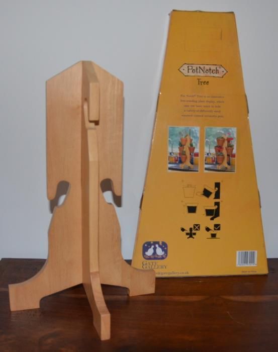 Suportes para Vasos, em Madeira – Origem: Reino Unido