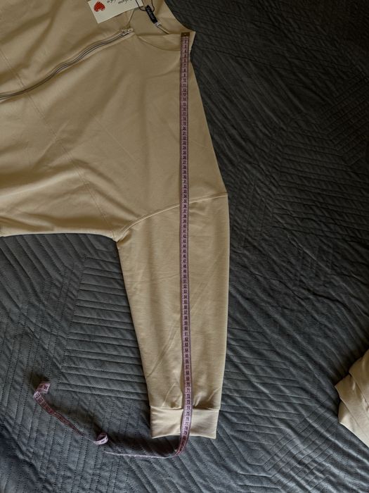 Бежевий жіночій костюм