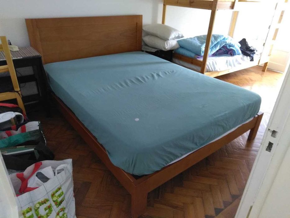 Cama Casal 160x200 com estrado de ripas, colchão velho oferta, Lisboa.