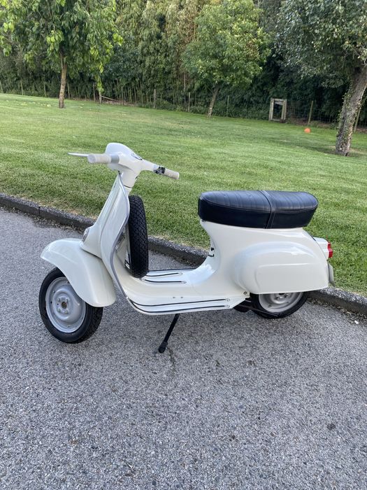 Vespa 50S, branca, totalmente restaurada