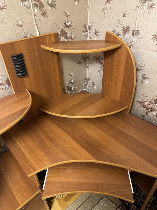 Кутовий компʼютерний стіл