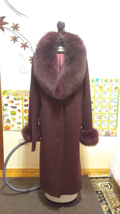 Продам зимове пальто, з натуральним хутром.