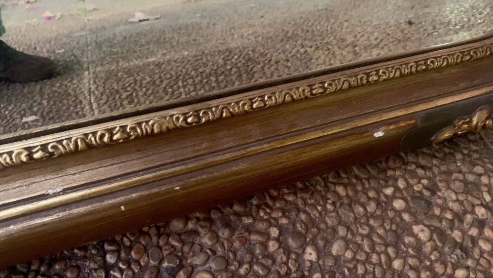 Espelho antigo com decoração em talha dourada